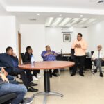 El-director-general-de-la-ONDA-Jose-R.-Gonell-Cosme-se-dirige-a-los-arreglistas-musicales