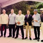 El director y artistas posan para foto